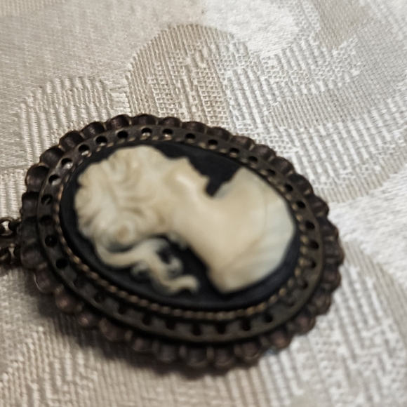 TRISTAN Vintage 1980s Antique Gold Cameo Pendant Necklace – Victorian Revival - Picture 3 of 11